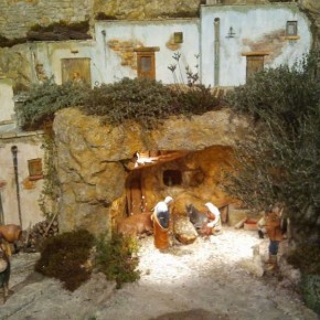 Presepe VS Albero di Natale Presepe VS Albero di Natale