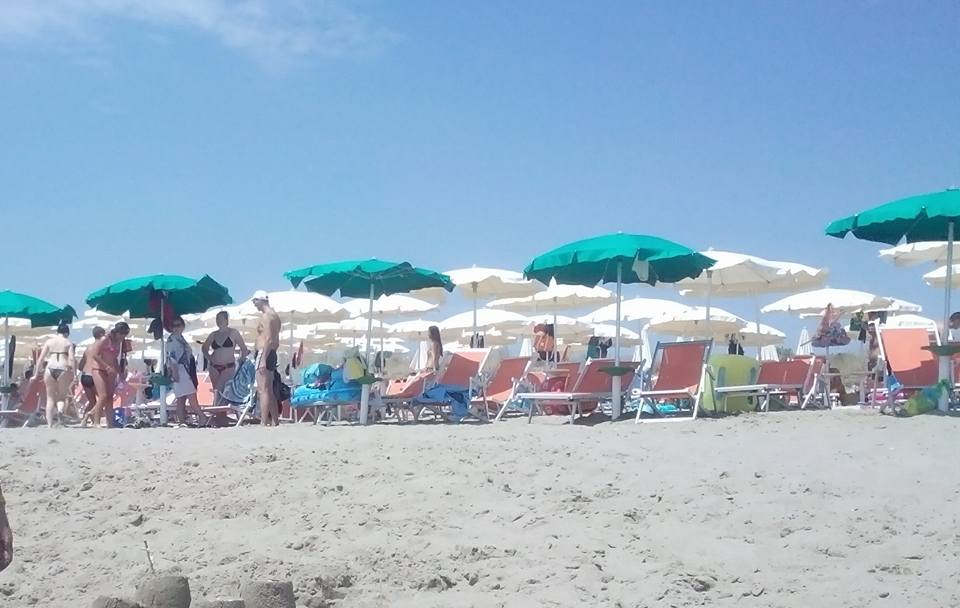 La ragazza con il pantaloncino in riva al mare