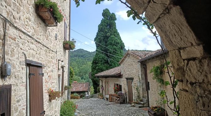 Uno scorcio suggestivo del Borgo La Scola